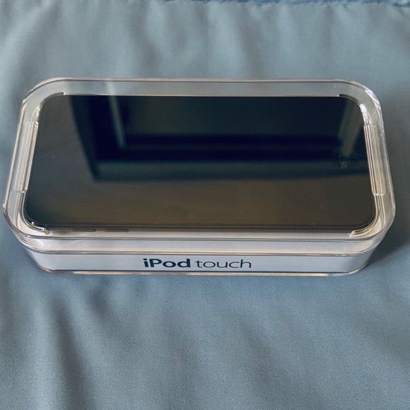 Apple iPod Touch & Otterbox Case - Picture 2 of 8